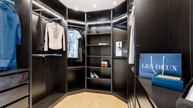 Et av rommene er innredet som en praktisk walk-in-garderobe.