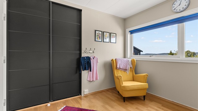 Soverom 3 med skyvedørsgarderobe