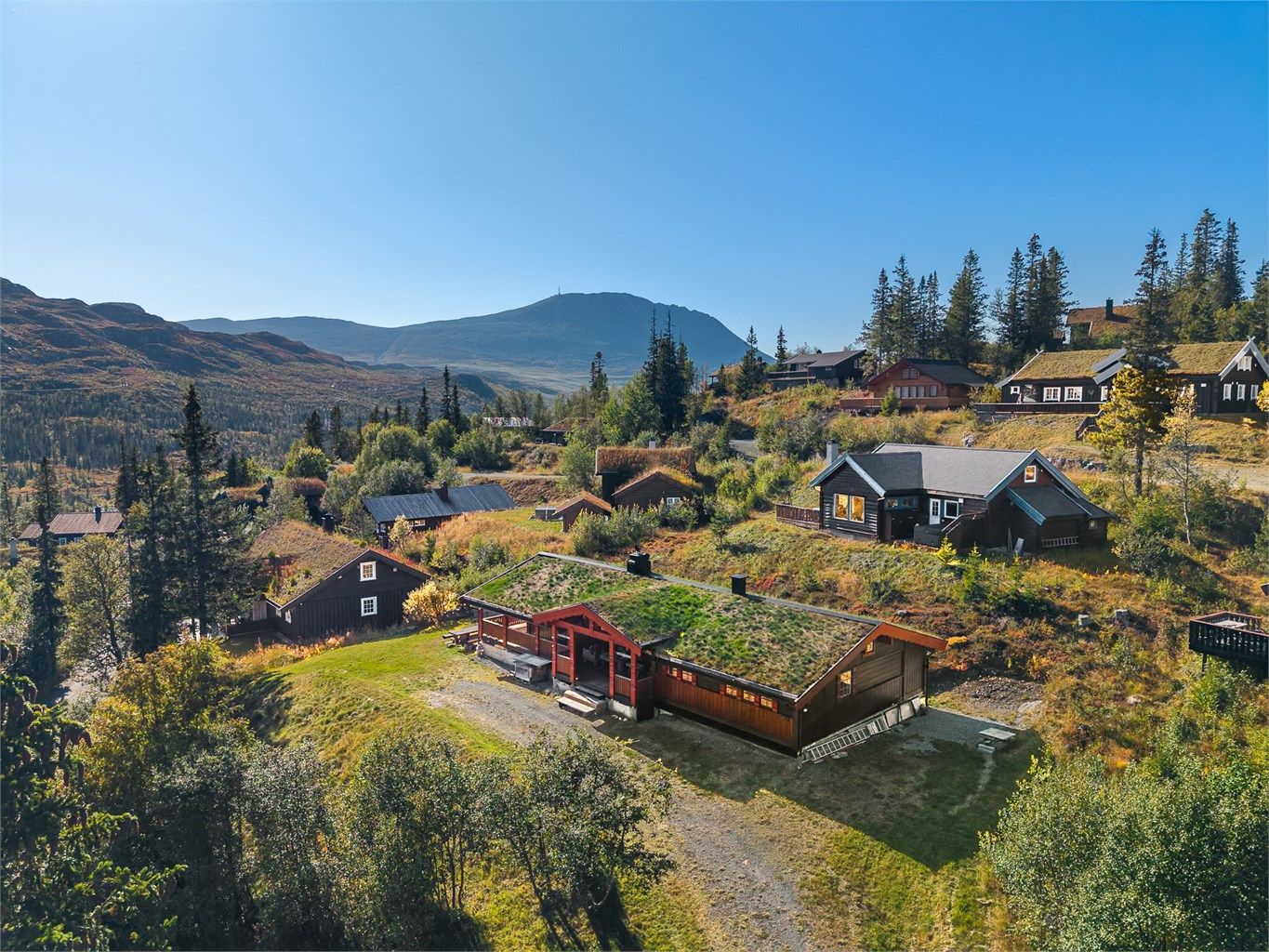 Hytta ligger fint plassert i Kvitåvatnlia med Gaustatoppen ragende i bakgrunnen.