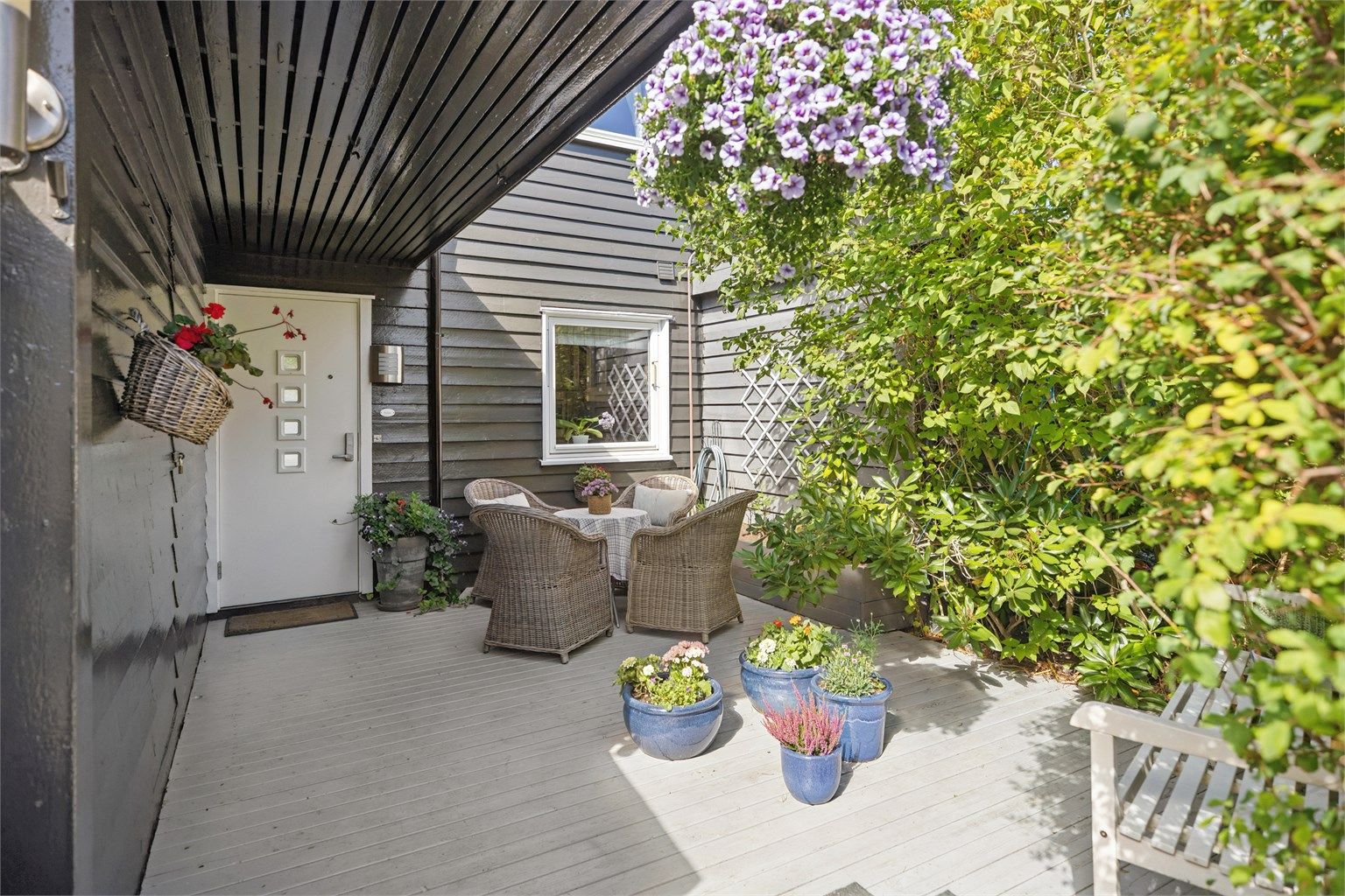 Delvis overbebygget terrasse - perfekt skjermet sted å nyte morgenkaffen.