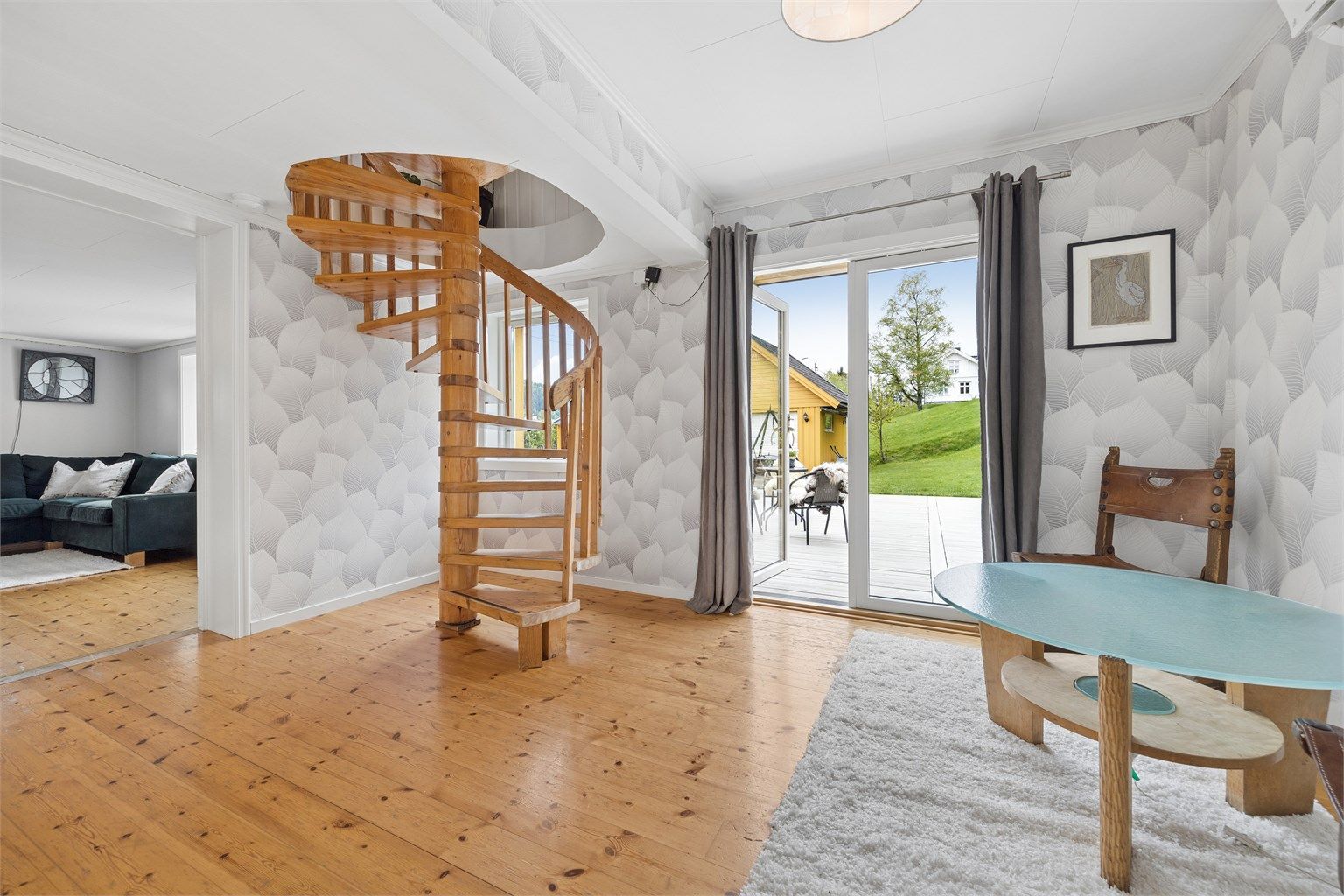 Utgang til fin og meget stor uteplass på terrasseplatting
