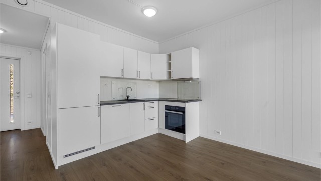 Integrerte hvitevarer medfølger, herunder komfyr, koketopp, oppvaskmaskin og kombiskap (kjøl/frys).