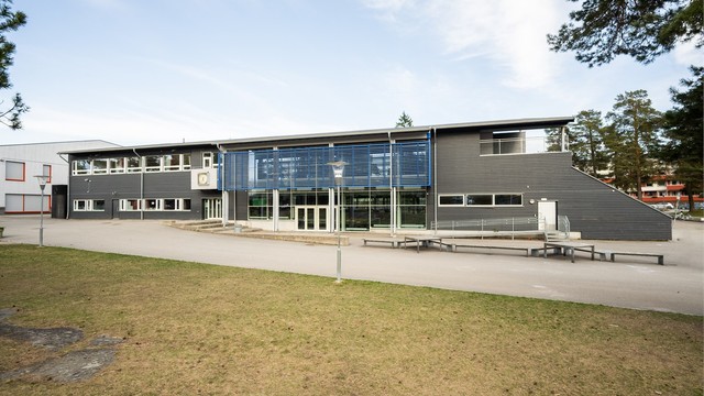 Oppsal skole ligger like ved (1-10. trinn).