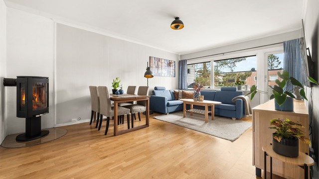Flott stue med god plass til både sofagruppe og spisebord. Vedovn med glassdør gir en lun atmosfære.
Foto: Martine Eren Jacobsen