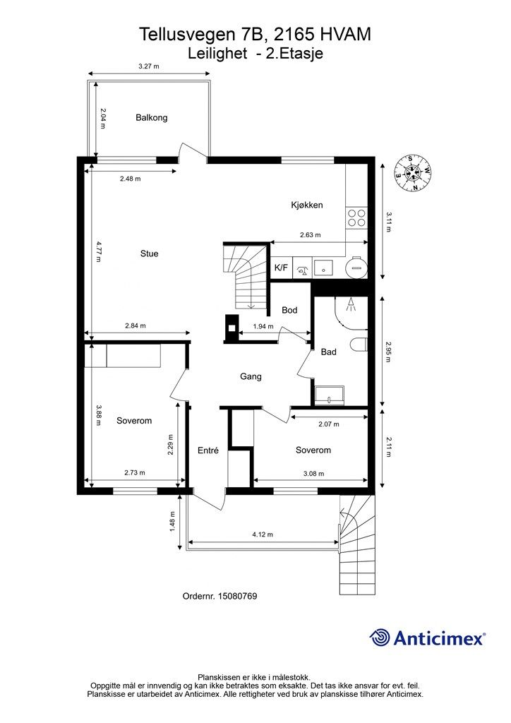 Hovedetasjen på 70 m² har en effektiv planløsning som rommer stue, kjøkken, to soverom, bad og entré.