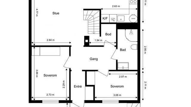 Hovedetasjen på 70 m² har en effektiv planløsning som rommer stue, kjøkken, to soverom, bad og entré.