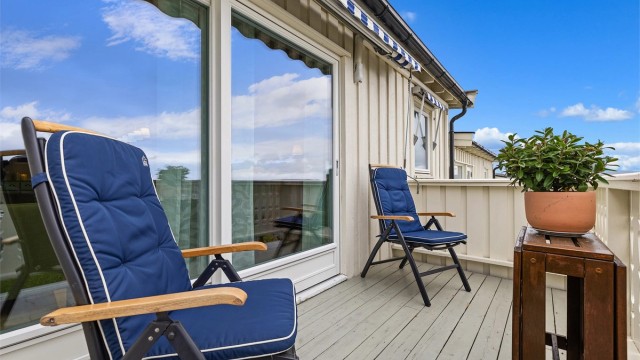 Balkongen har fin plass til lite bord og stoler for hyggelige utemiddager om sommeren
