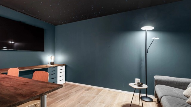 Stilig, moderne medierom med stjernehimmel og plass til sittegruppe og TV-område.