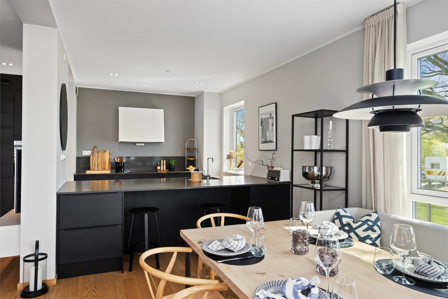 Videre er kjøkkenet utstyrt med integrerte hvitevarer som oppvaskmaskin, kjøle-/fryseskap, stekeovn og induksjonstopp, samt kullfilterventilator, komfyrvakt og god arbeidsbelysning.