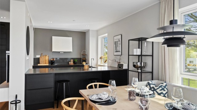 Videre er kjøkkenet utstyrt med integrerte hvitevarer som oppvaskmaskin, kjøle-/fryseskap, stekeovn og induksjonstopp, samt kullfilterventilator, komfyrvakt og god arbeidsbelysning.