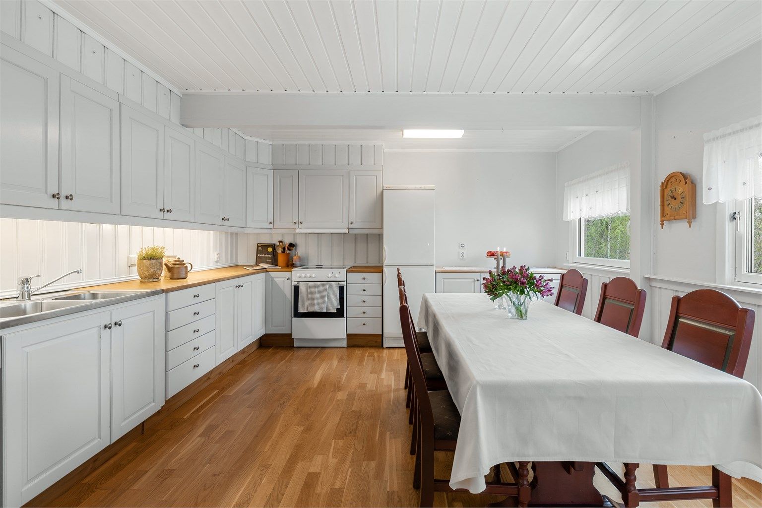 Verandaen i 2.etasje er nordvestvendt og har sol fra morgen til kveld sommerstid! Her er det nærhet til det meste. Asker sentrum i gangavstand.