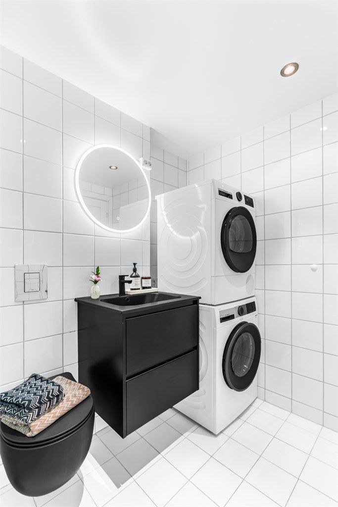 Det er i tillegg opplegg for vaskemaskin, og downlights i taket sørger for en god og behagelig belysning. 