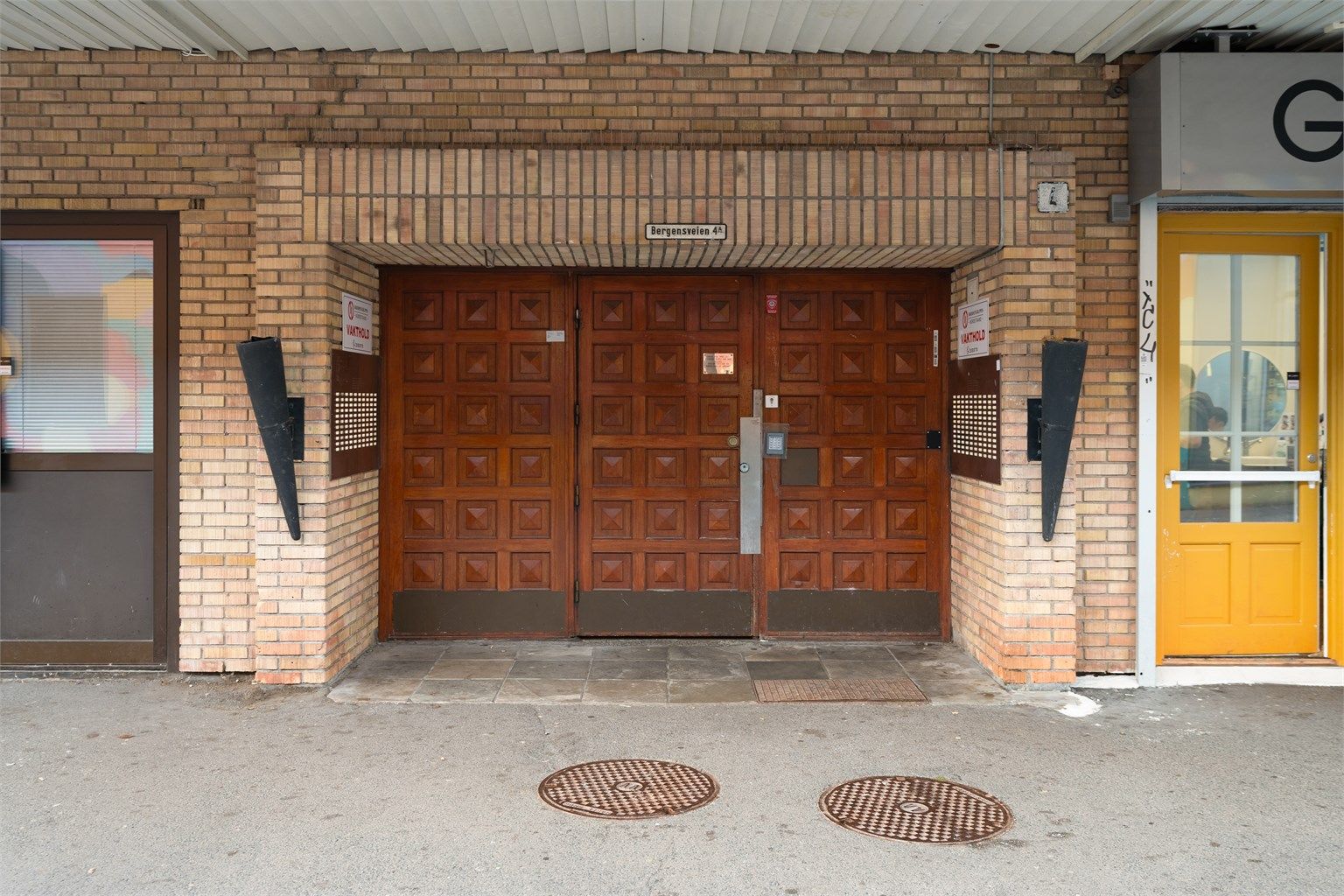 Inngangspartiet til Bergensveien 4A har teglsteinsfasade og callinganlegg. Herfra er det bare et par minutter å gå til T-banen, bussen og alt Grorud senter har å by på.