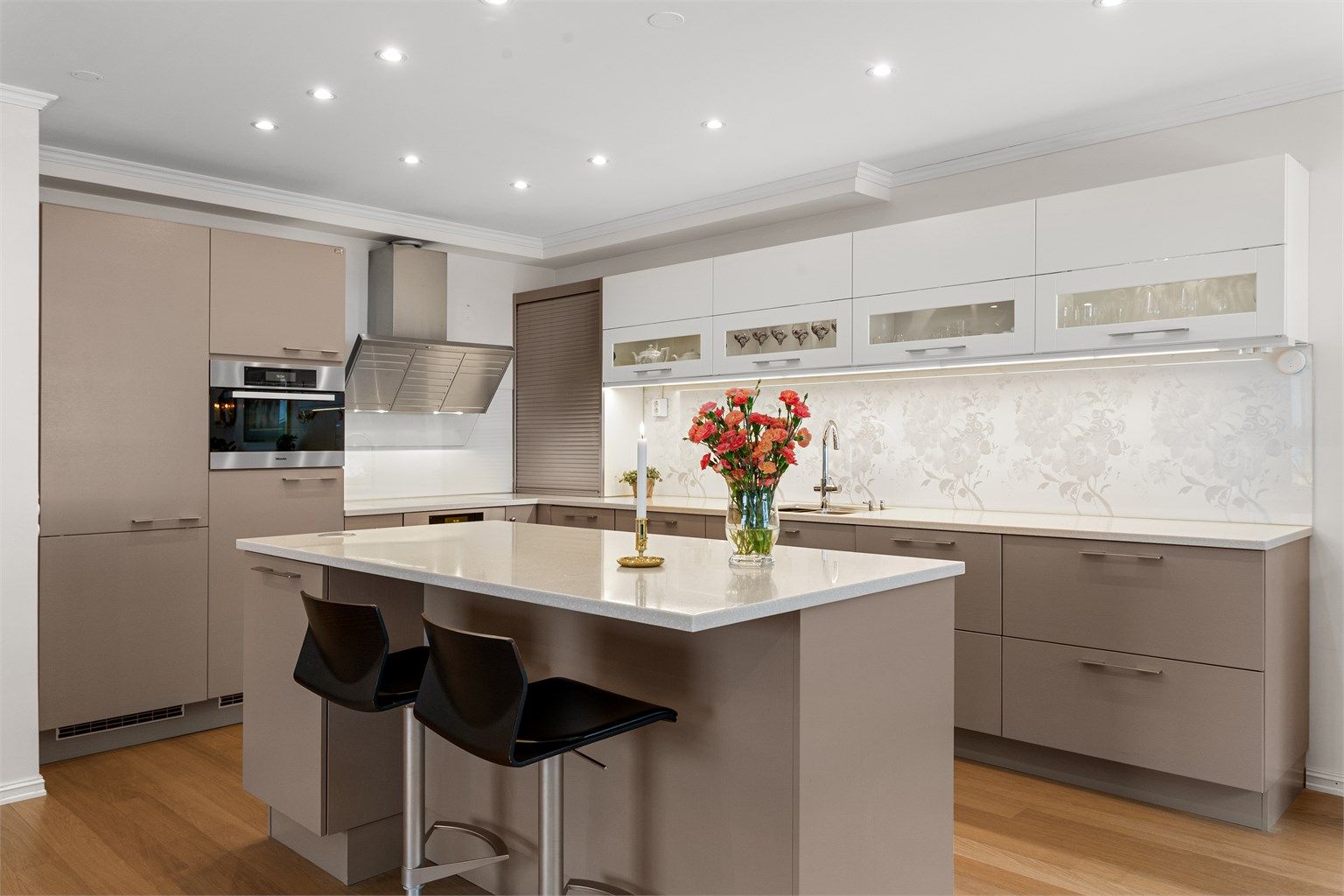 Benkeplatene er av slitesterk Corian, det er godt med arbeidsflate og rikelig med skapplass.