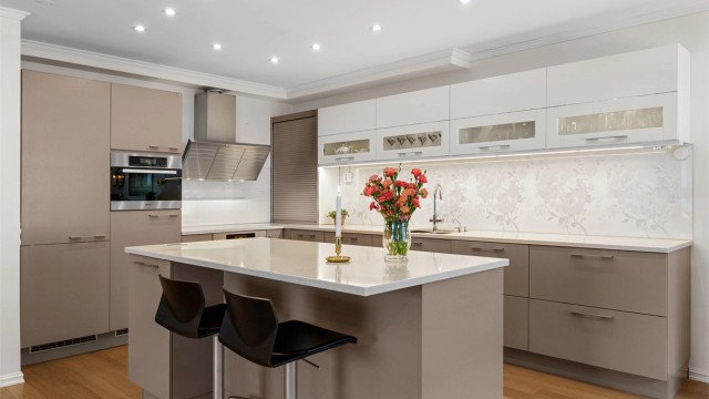 Benkeplatene er av slitesterk Corian, det er godt med arbeidsflate og rikelig med skapplass.