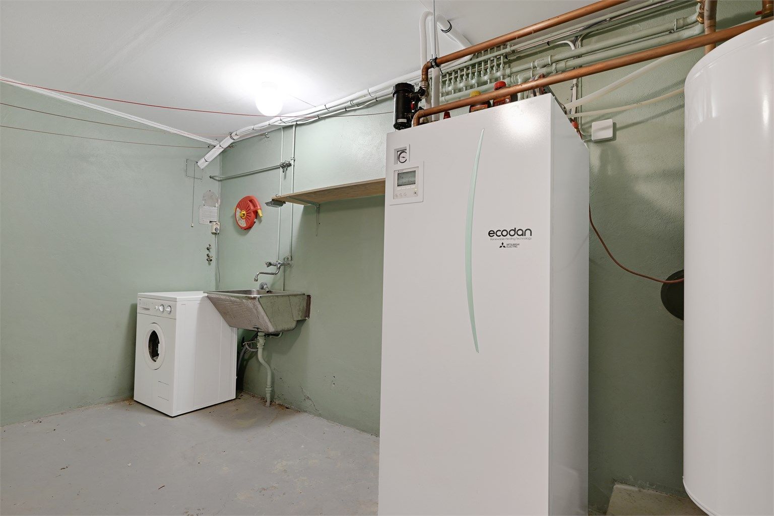 Vaskerom/teknisk rom med opplegg for vaskemaskin, utslagsvask og luft-til-vann varmepumpe fra 2019.