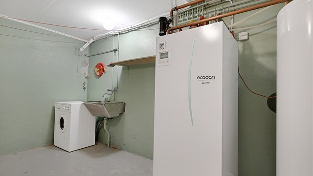 Vaskerom/teknisk rom med opplegg for vaskemaskin, utslagsvask og luft-til-vann varmepumpe fra 2019.
