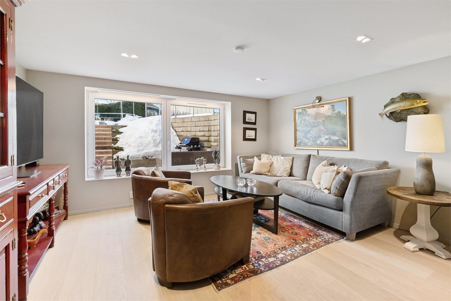 Romslig stue med store vinduer