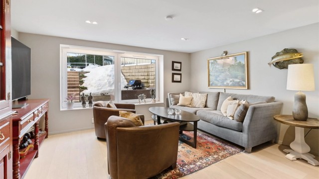 Romslig stue med store vinduer