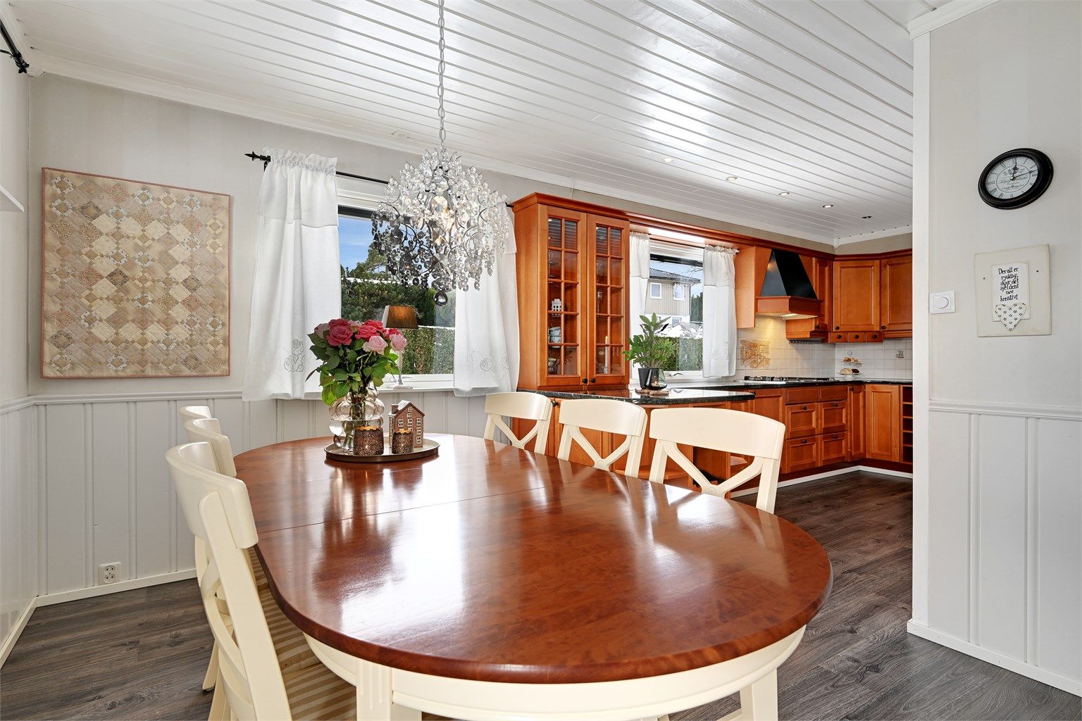 Kjøkkenet er innredet med et trivelig spisemøblement. 