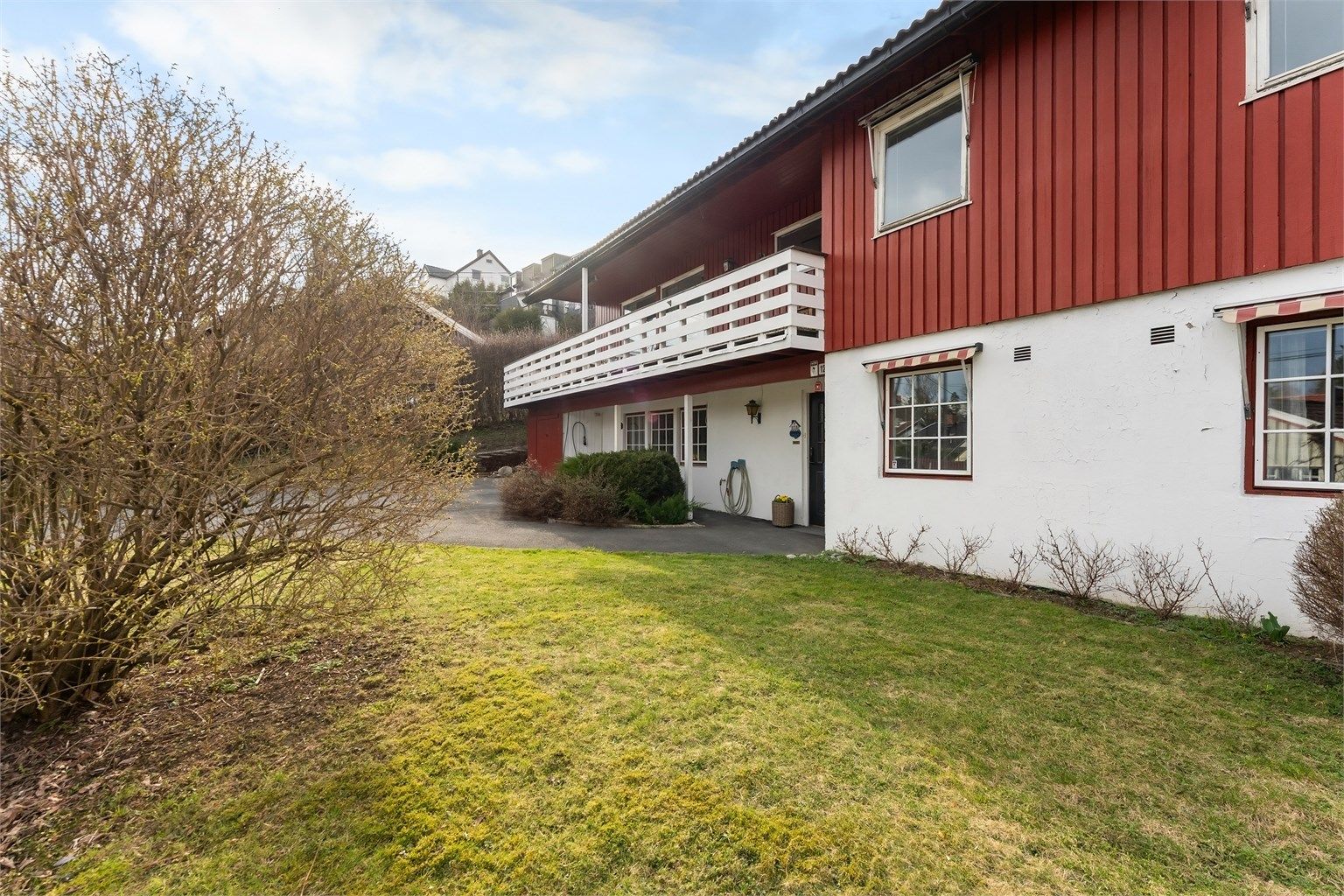 Familieboligen har en attraktiv beliggenhet på Stabekk, i barnevennlige og hyggelige omgivelser