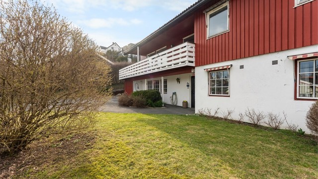 Familieboligen har en attraktiv beliggenhet på Stabekk, i barnevennlige og hyggelige omgivelser