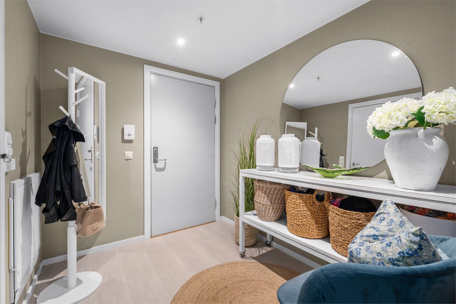 En romslig entre ønsker deg velkommen.