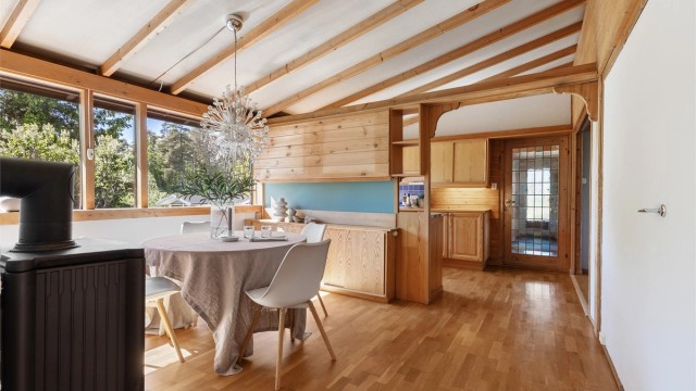 Fra spisestuen er det en delvis åpen løsning inn mot kjøkkenet.