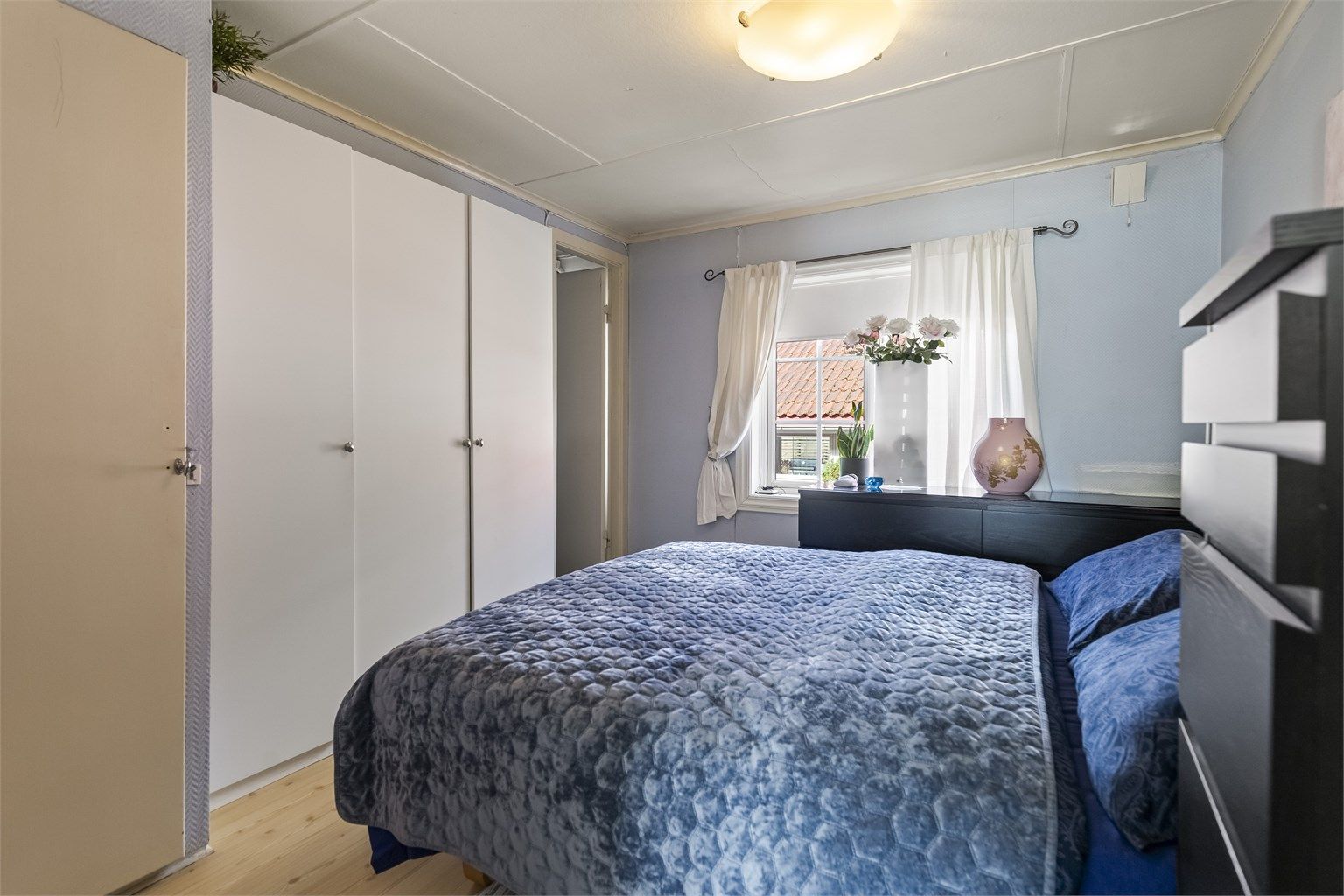 Soverommet i utleiedelen har plass til seng og garderobeskap.