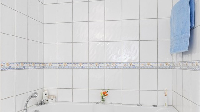 Et av boligens to bad har adkomst fra hovedsoverommet og er utstyrt med et innebygd badekar med massasjedyser.