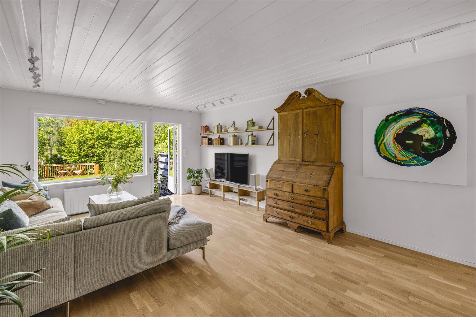 Boligen har gjennomgående planløsning orientert øst-vest.
