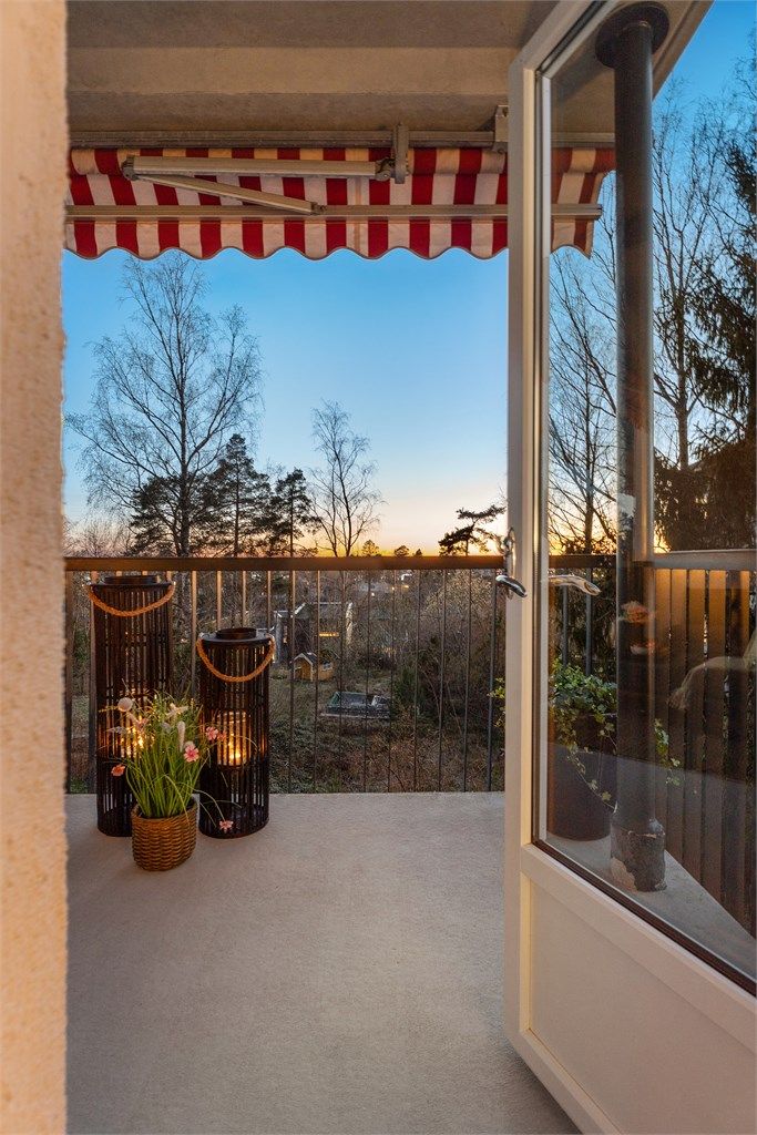 Utgang fra stuen til vestvendt balkong