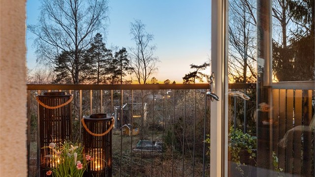 Utgang fra stuen til vestvendt balkong