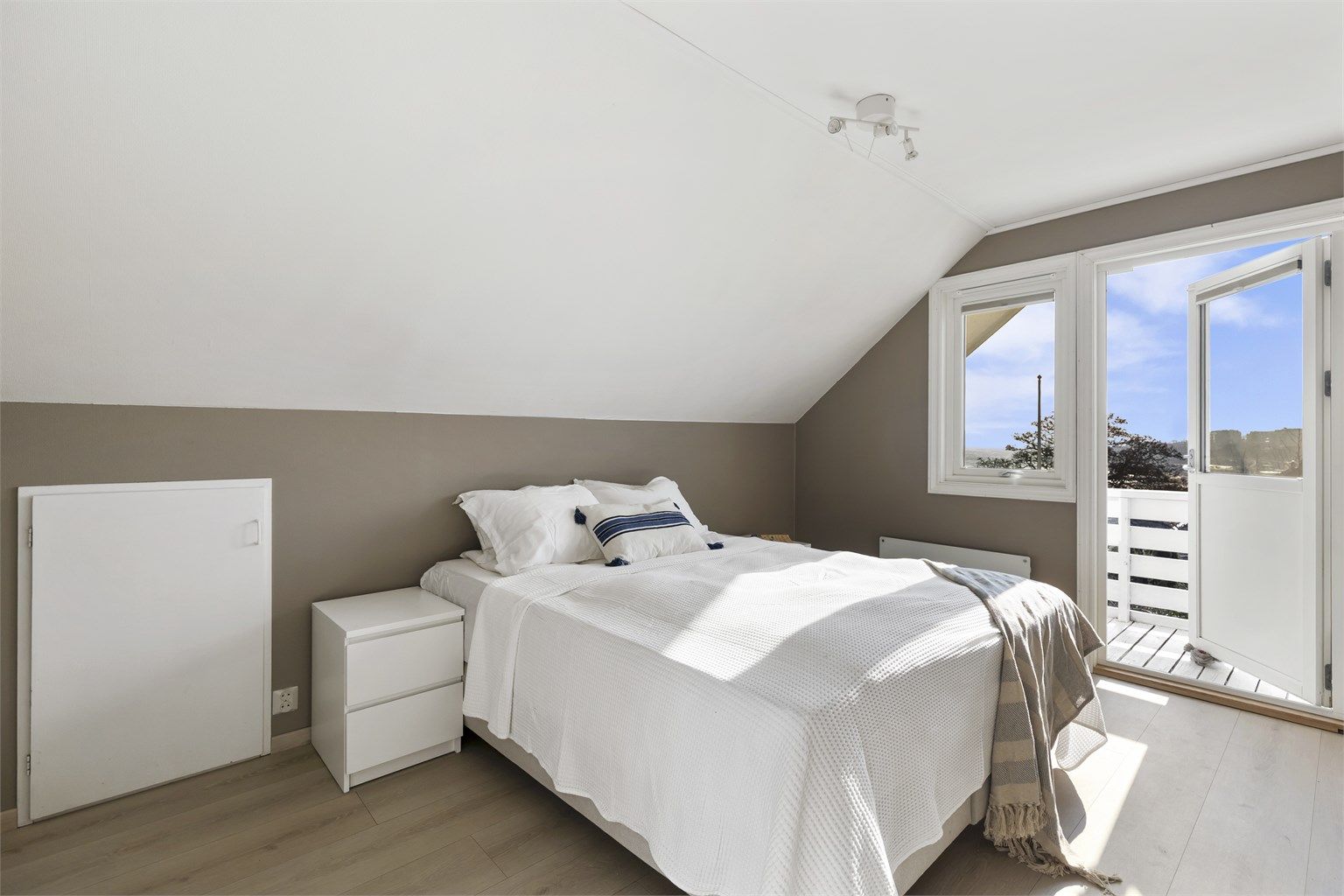 Hovedsoverommet har god plass og direkte utgang til egen balkong.