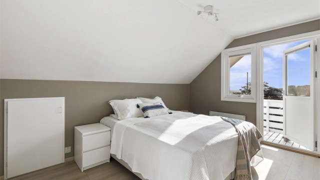 Hovedsoverommet har god plass og direkte utgang til egen balkong.