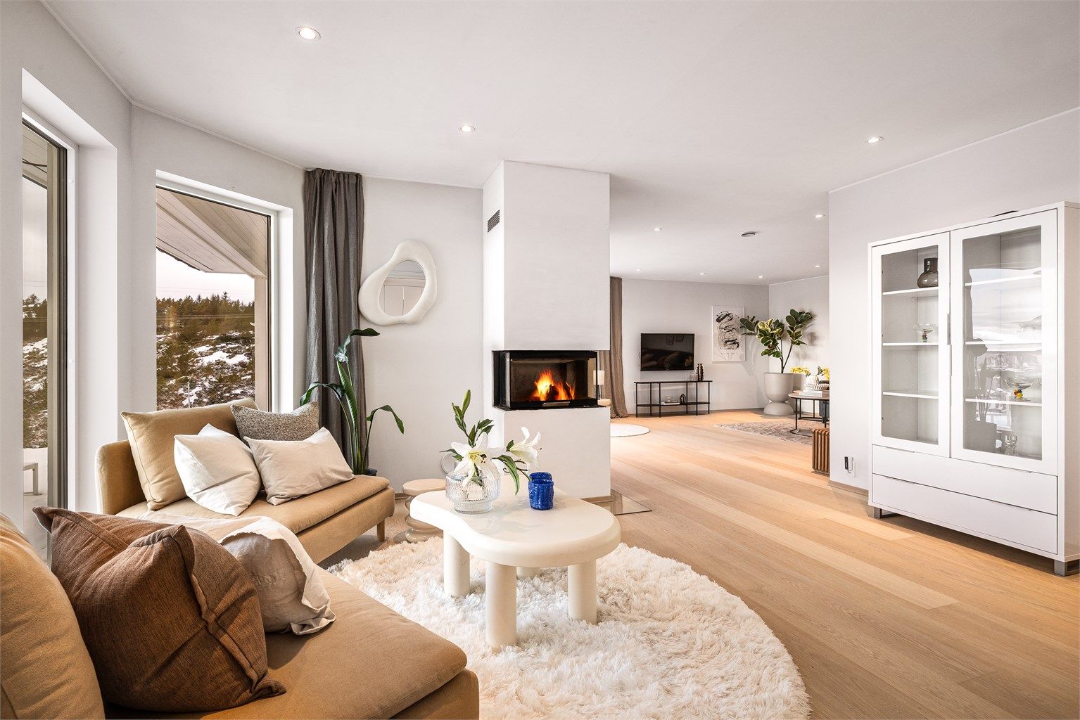 - Stuen deles naturlig inn i to deler, peisestue og tv-stue -