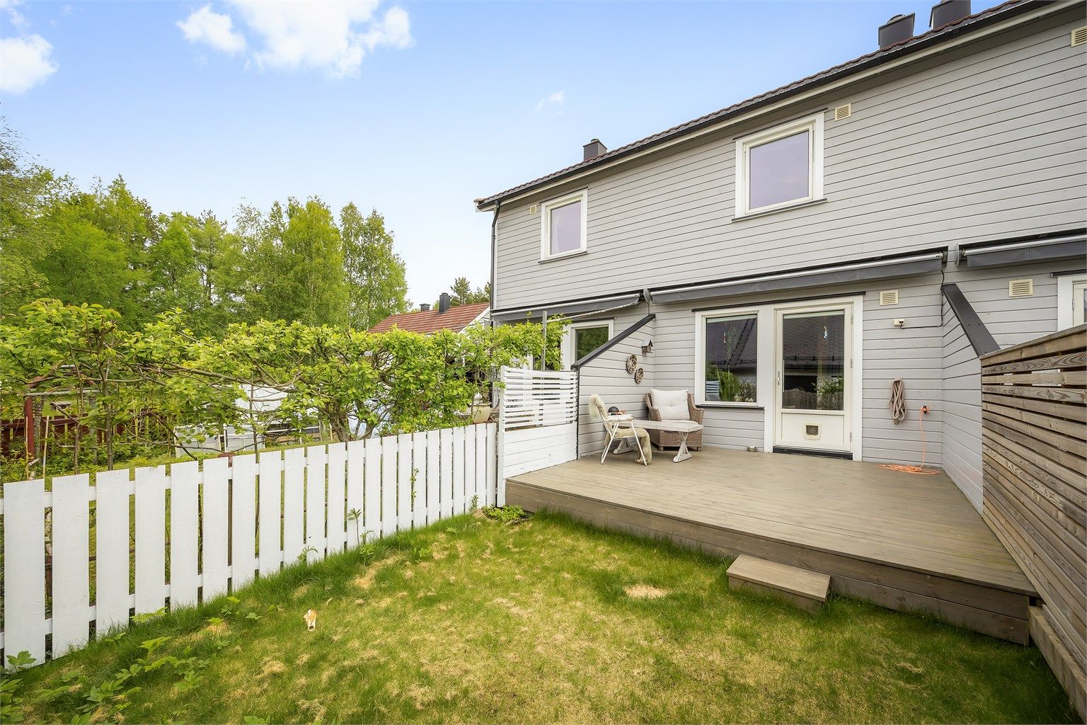 Videre er det direkte adkomst til eget disponibelt hageområde som er inngjerdet. 