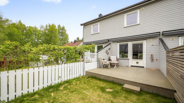 Videre er det direkte adkomst til eget disponibelt hageområde som er inngjerdet.