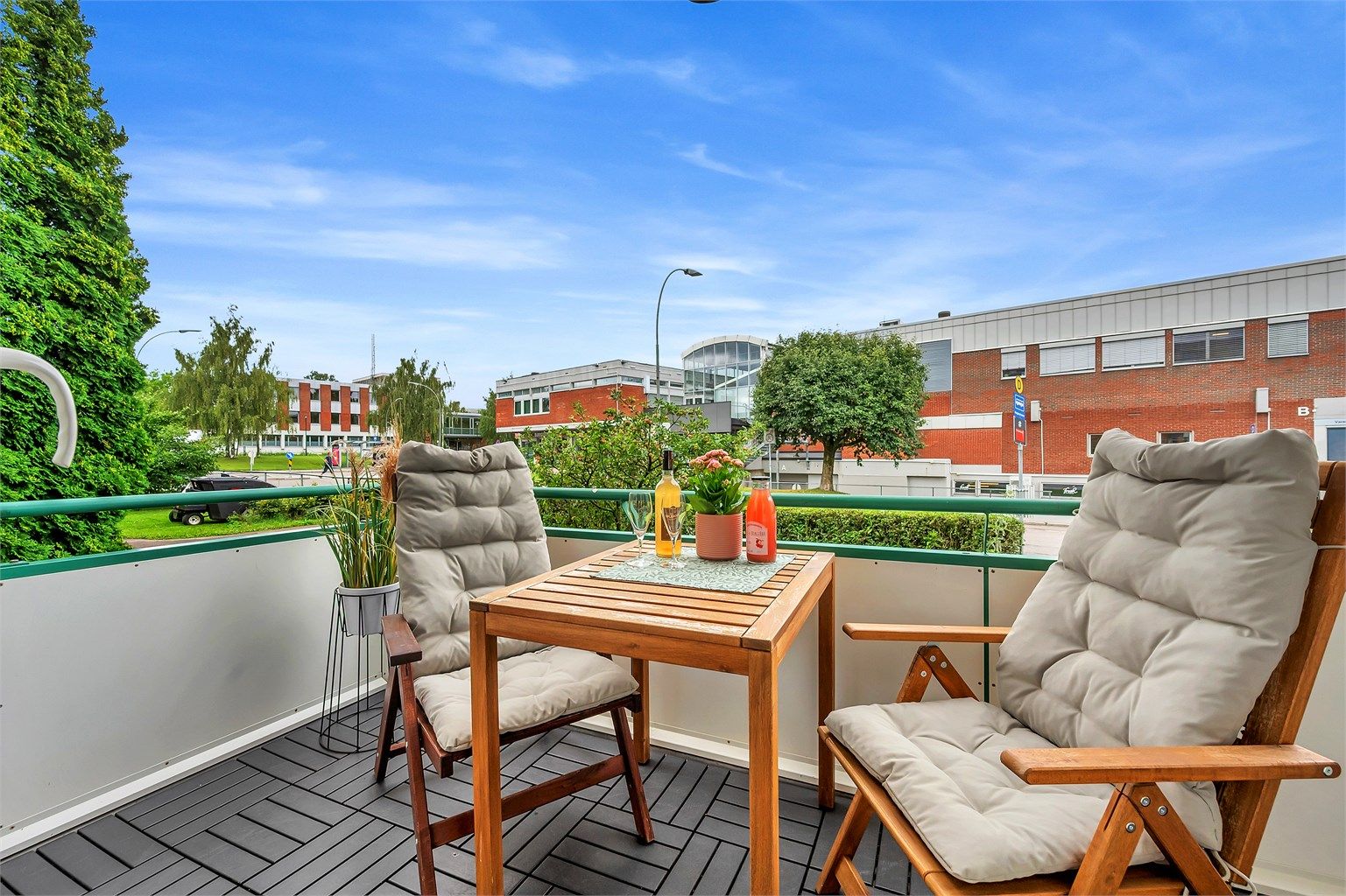 Solrik balkong vendt nordvest. Perfekt for sene sommerkvelder. 