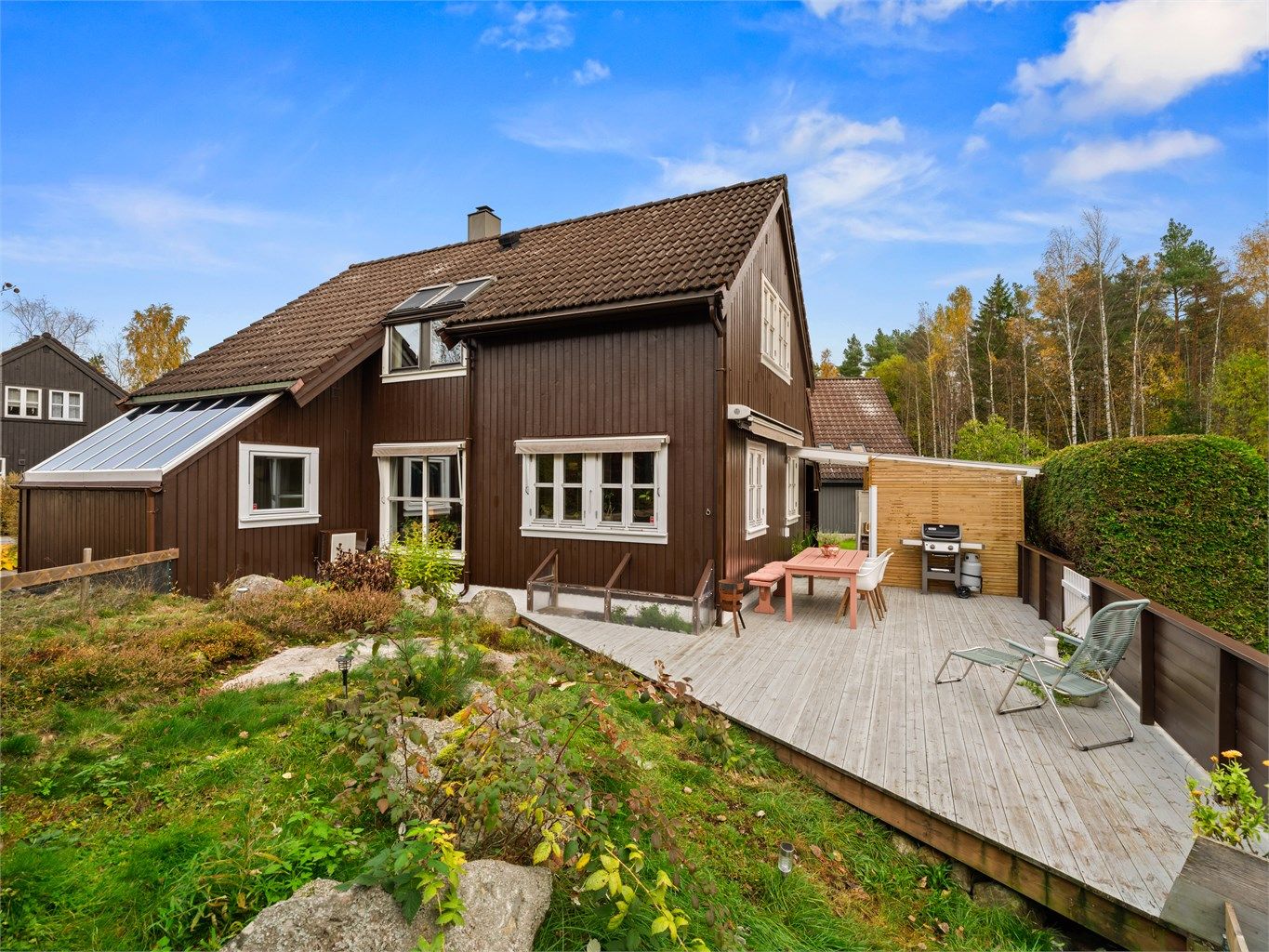 Denne eneboligen ble i 1995 oppført i det som fikk navnet Økobygda  og er i dag meget velholdt i forhold til alder.