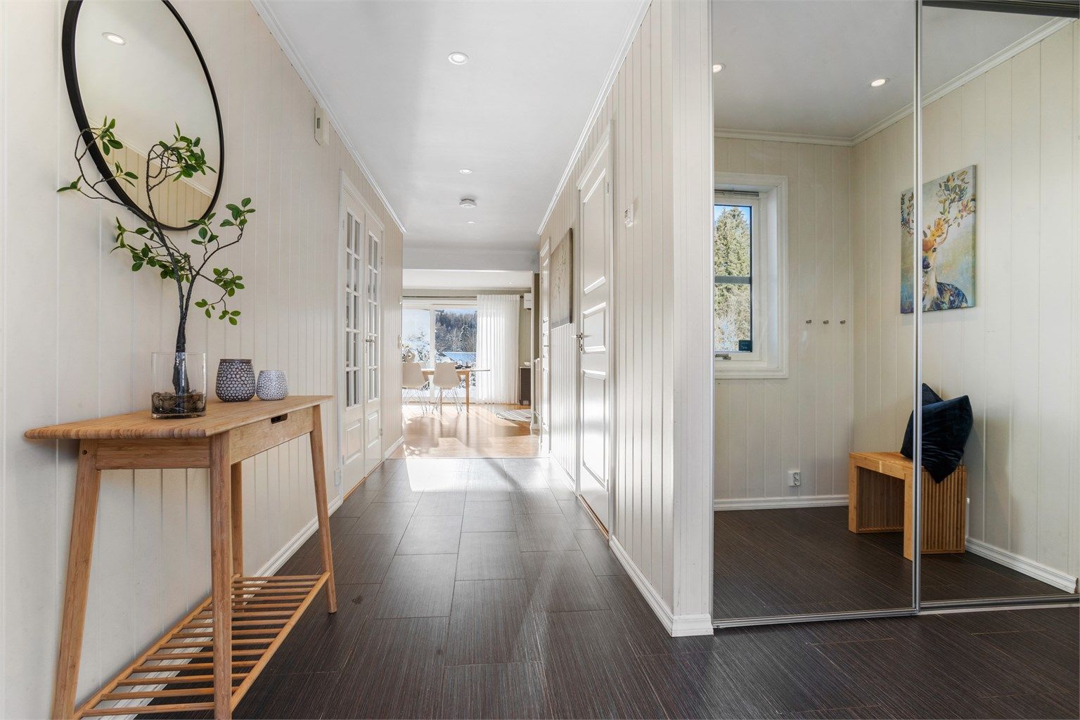 Velkommen inn i en romslig entré med flislagt gulv og behagelig gulvvarme!