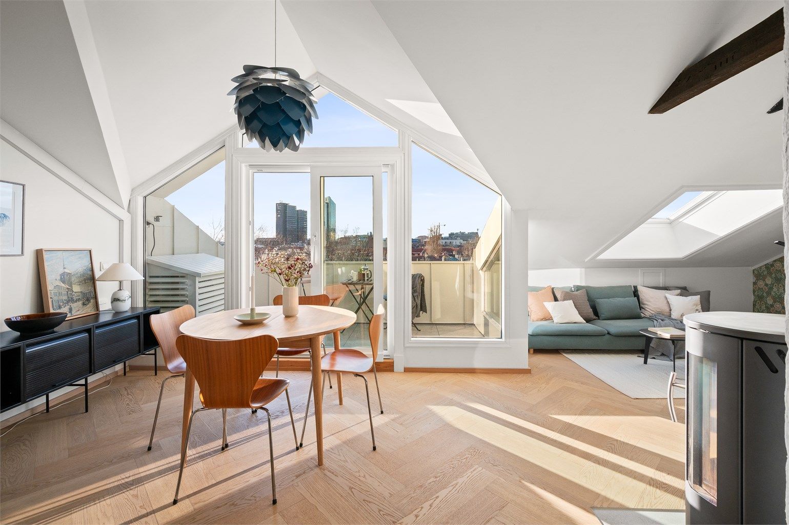 Spiseplassen er et sentralt punkt mellom stue og kjøkken, med direkte utgang til takterrassen.