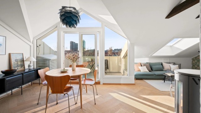 Spiseplassen er et sentralt punkt mellom stue og kjøkken, med direkte utgang til takterrassen.