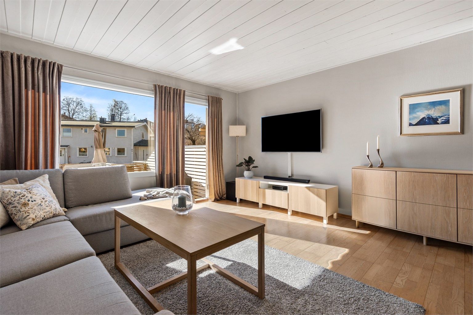 I stuen er det god plass til sittegruppe, TV-område og spisebord. Det er peisovn i stuen for ekstra varme og hygge på kjølige dager.