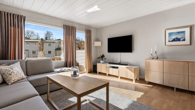 I stuen er det god plass til sittegruppe, TV-område og spisebord. Det er peisovn i stuen for ekstra varme og hygge på kjølige dager.