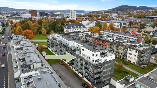 Pendlervennlig med kort gangavstand til togstasjon, bussknutepunkt og taxiholdeplass.