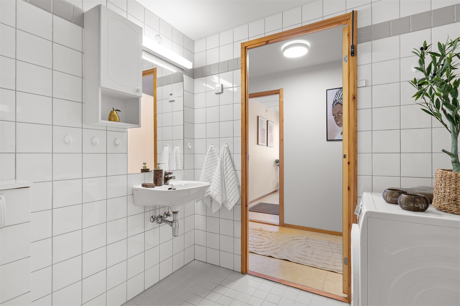 Det er opplegg for vaskemaskin og tørketrommel, samt avtrekk. Badet er fra byggeår og har oppgraderingsbehov. Membran/tettesjikt på gulv- og veggflater er vurdert til TG3.