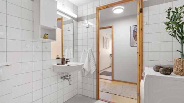Det er opplegg for vaskemaskin og tørketrommel, samt avtrekk. Badet er fra byggeår og har oppgraderingsbehov. Membran/tettesjikt på gulv- og veggflater er vurdert til TG3.