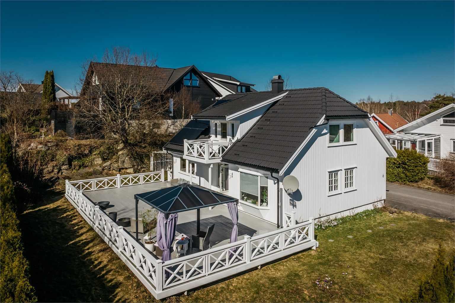 Eiendommen ligger på en pent opparbeidet tomt på 755 m², godt skjermet fra gjennomgangstrafikk.