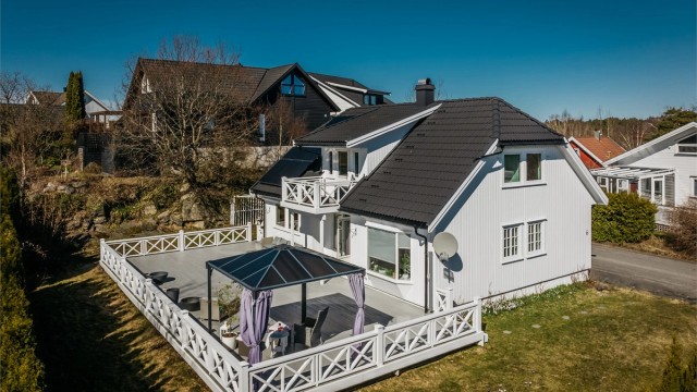 Eiendommen ligger på en pent opparbeidet tomt på 755 m², godt skjermet fra gjennomgangstrafikk.